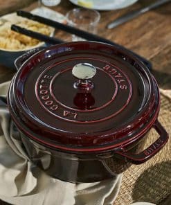 Nồi gang 24cm màu mận chín Staub Round Cocotte Grenadine 40509-357-0